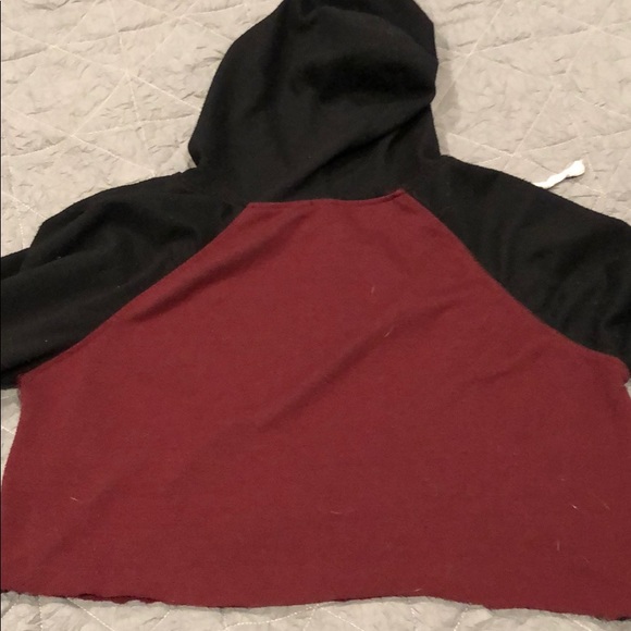 A burgundy and black Cropped hoodie - Picture 3 of 3